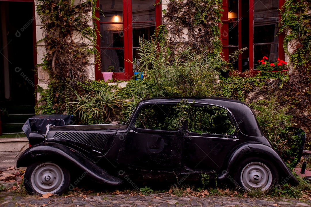 Carro preto velho abandonado colonia del Sacramento Uruguai