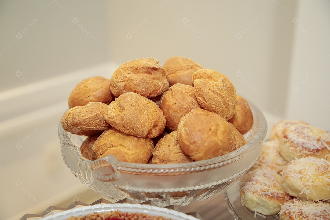 Broas deliciosas e roscas em uma tigelas de vidro