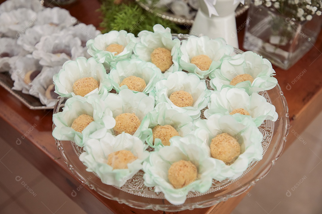 Docinhos delicioso em uma travessa de vidro