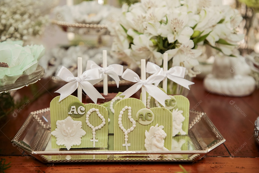 Pão de mel e brownies com pasta americana decoração de evento