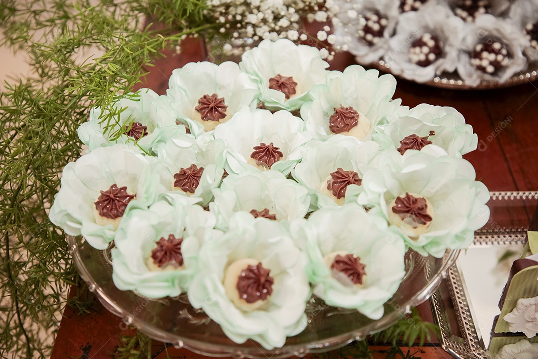 Brigadeiros deliciosos e bonitos de um casamento