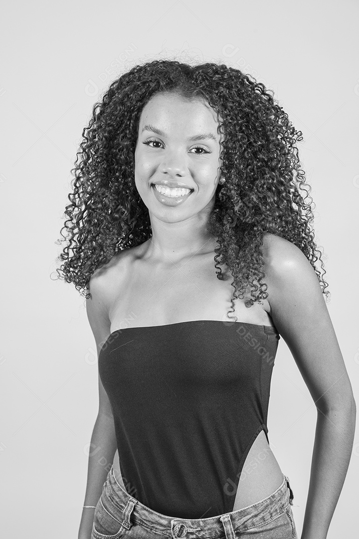 Linda mulher jovem de cabelos cacheados