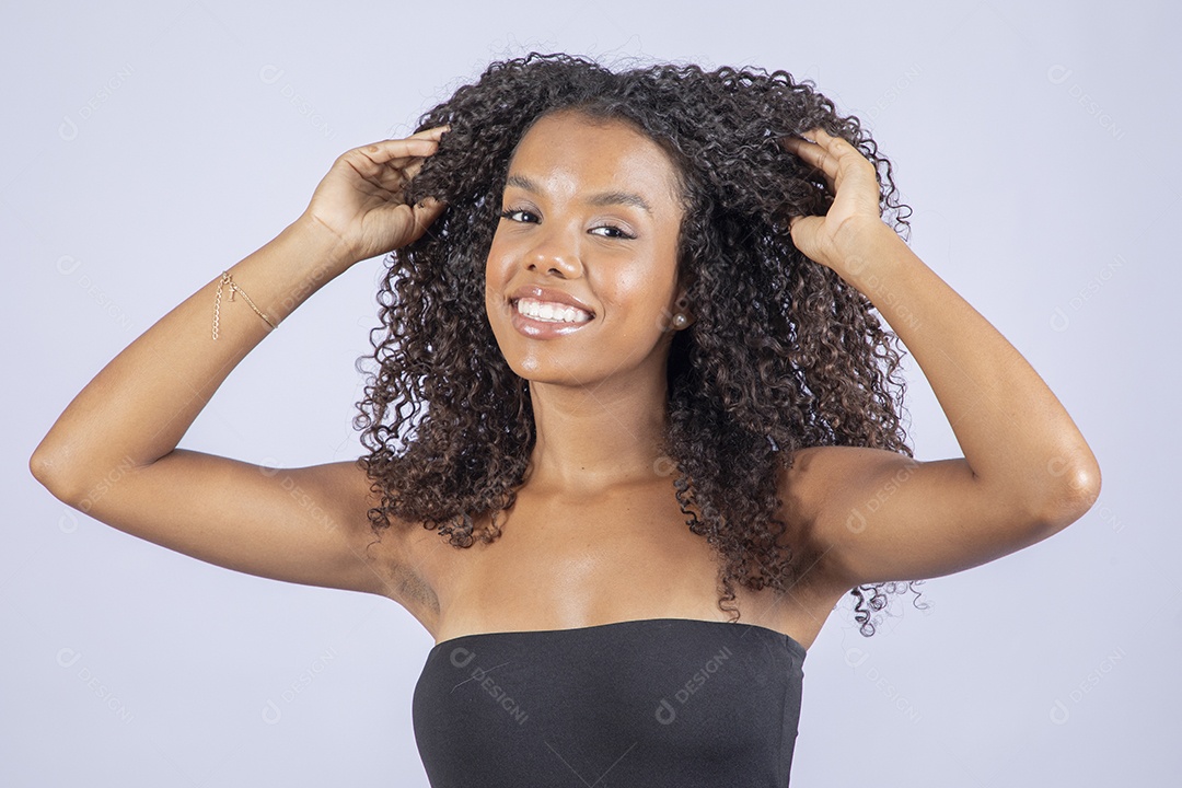 Jovem linda pegando em seus cabelos