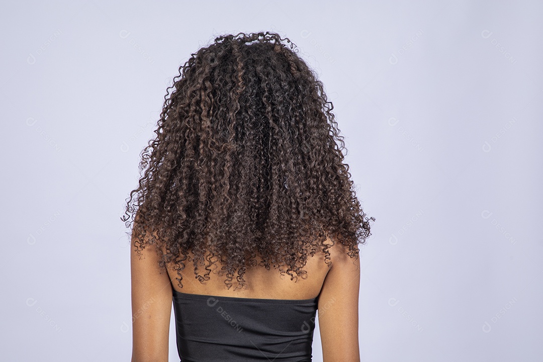 Lindos cabelos cacheado de uma morena linda