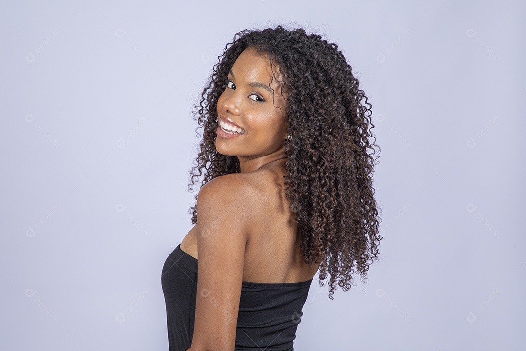 Linda morena de cabelos cacheados sorrindo