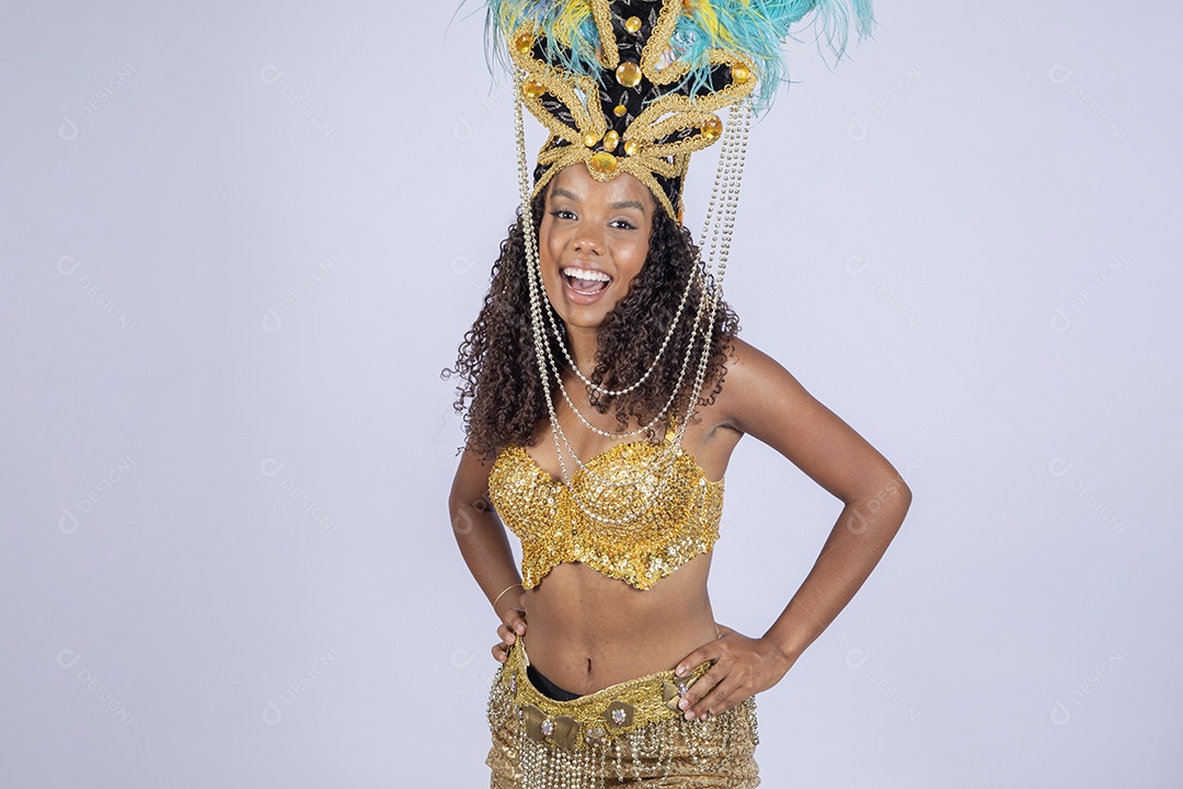 Jovem com roupa para desfile de carnaval