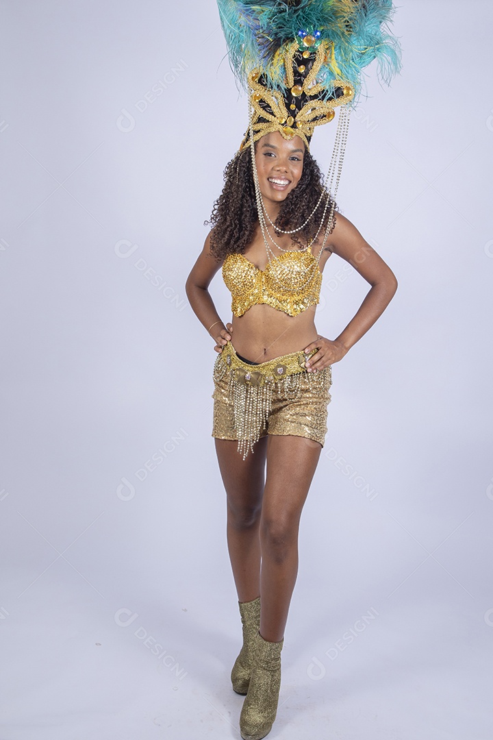 Jovem bonita fantasiada para festa de carnaval