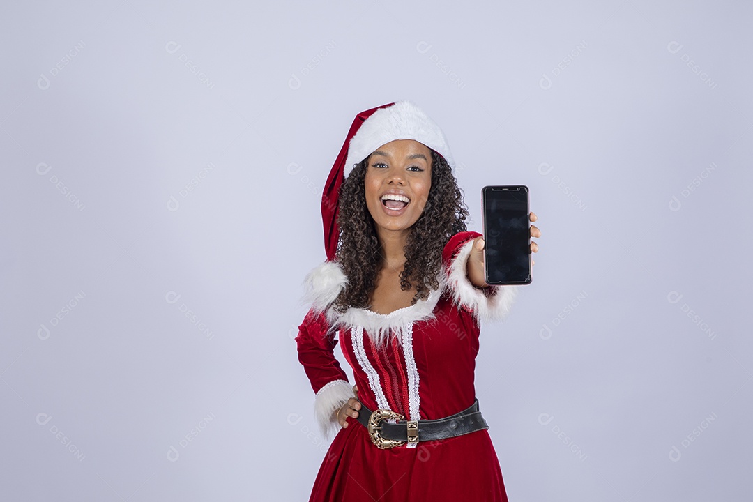 Jovem vestida mamãe noel segurando celular feliz