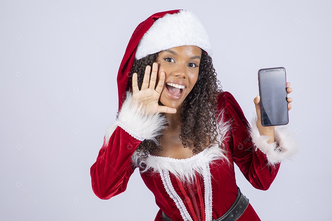 Jovem com gesto de grito e segurando celular