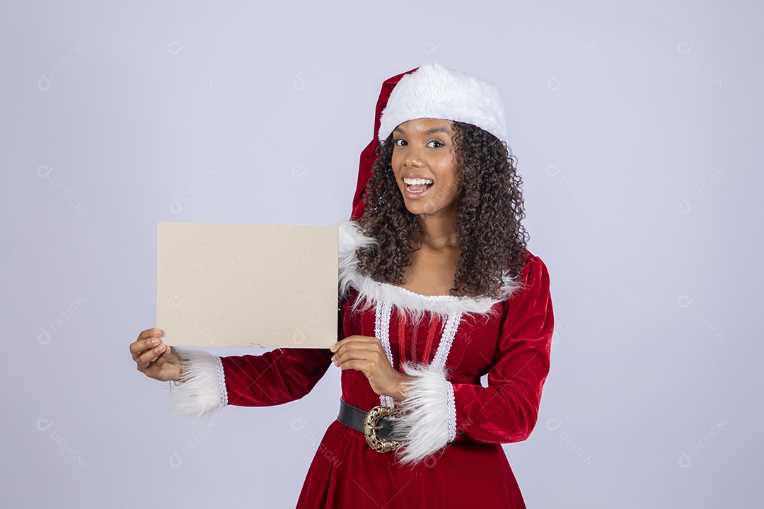 Menina fofa fantasiada de mamãe noel segurando papel