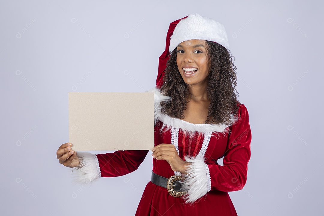 Jovem vestida mamãe noel segurando papel na mão