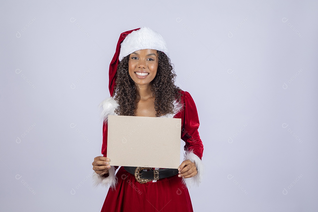 Jovem bonita usando fantasia de mamãe noel segurando papel