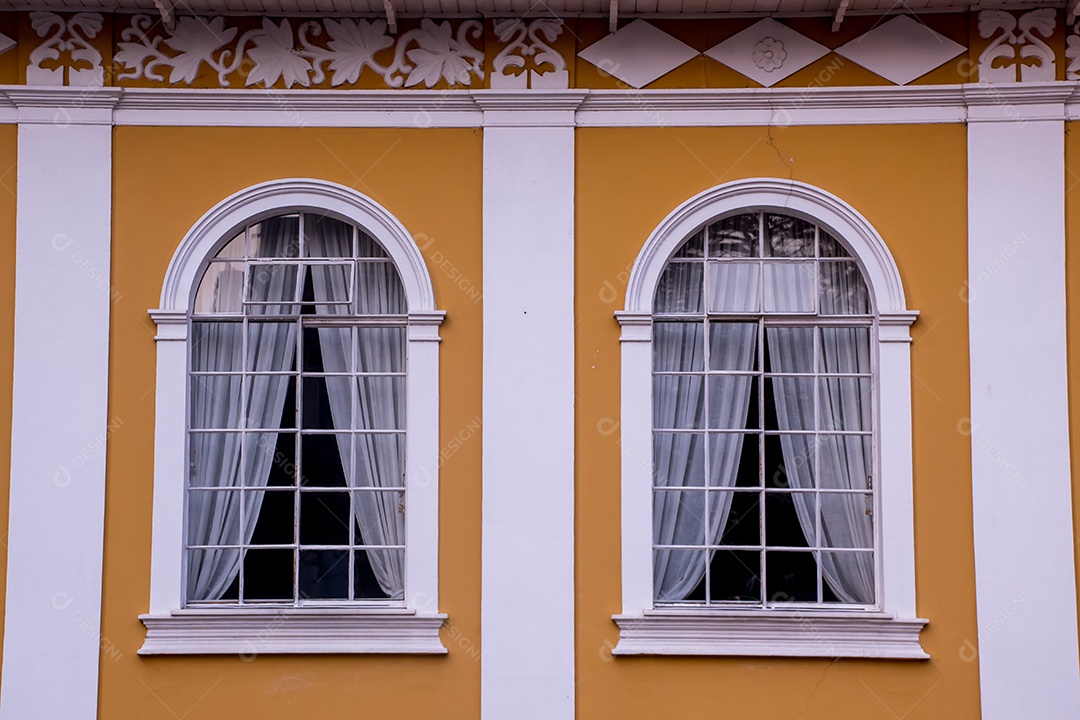 Paredes amarelas e colunas brancas janelas coloniais