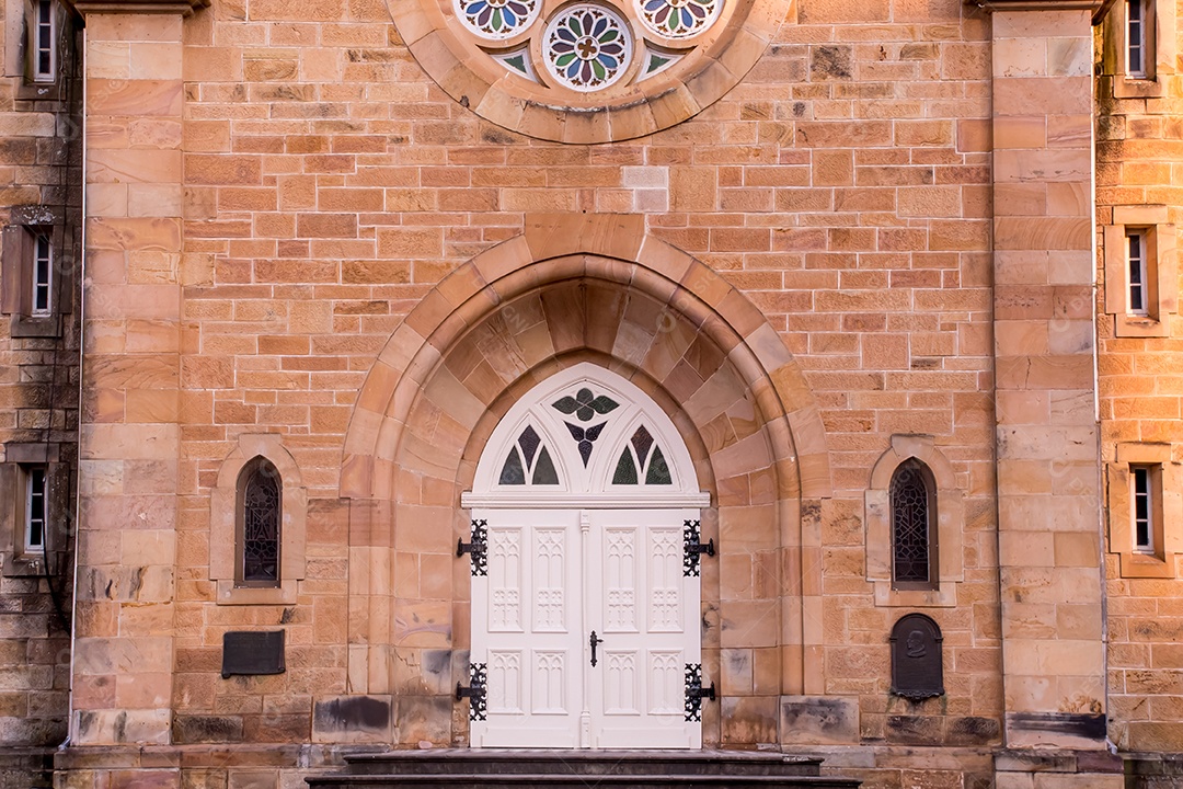 Detalhes da antiga igreja de pedra porta grande