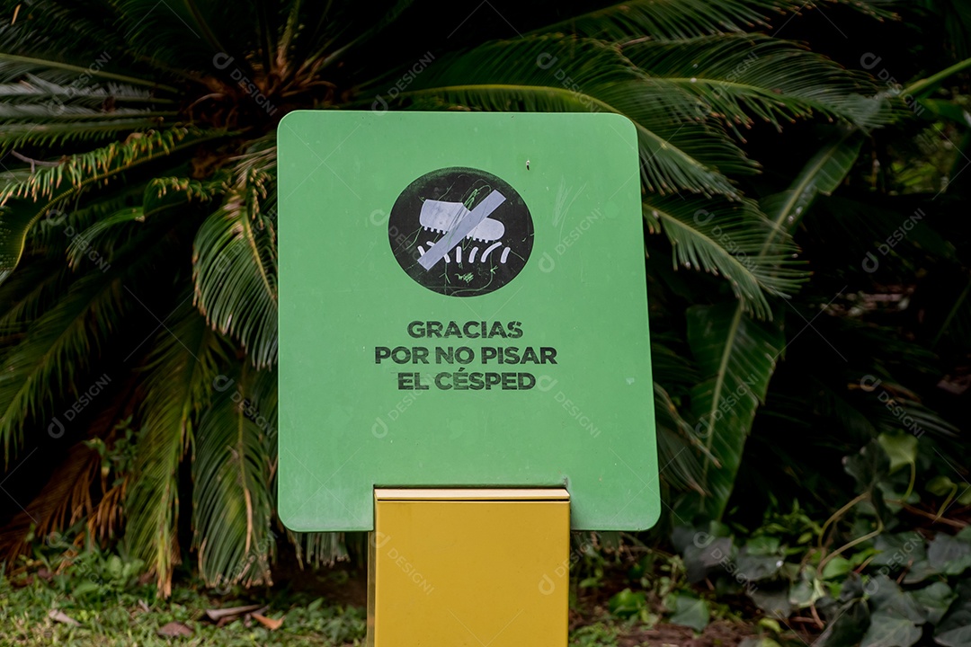 Sinal escrito em espanhol obrigado por não pisar na grama