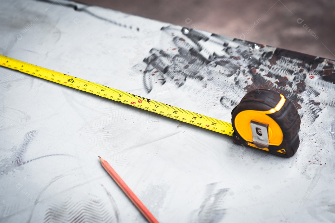 Fita métrica em uma mesa de metal para medir o tamanho dos materiais