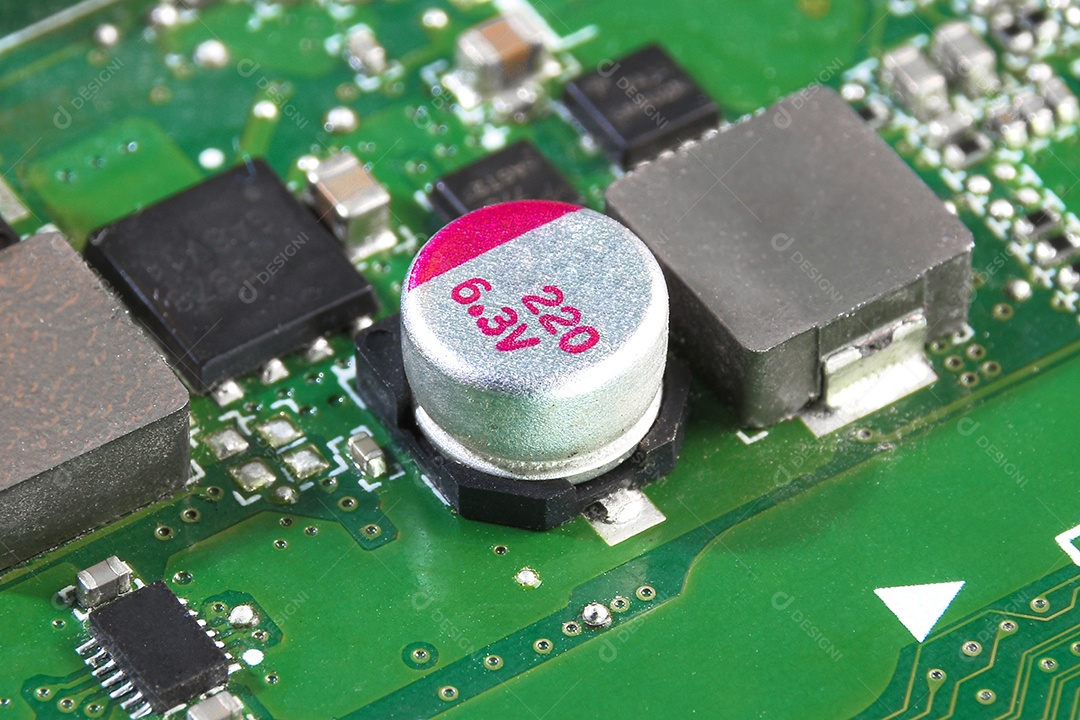 Capacitor eletrolítico na placa de circuito eletrônico do aparelho elétrico