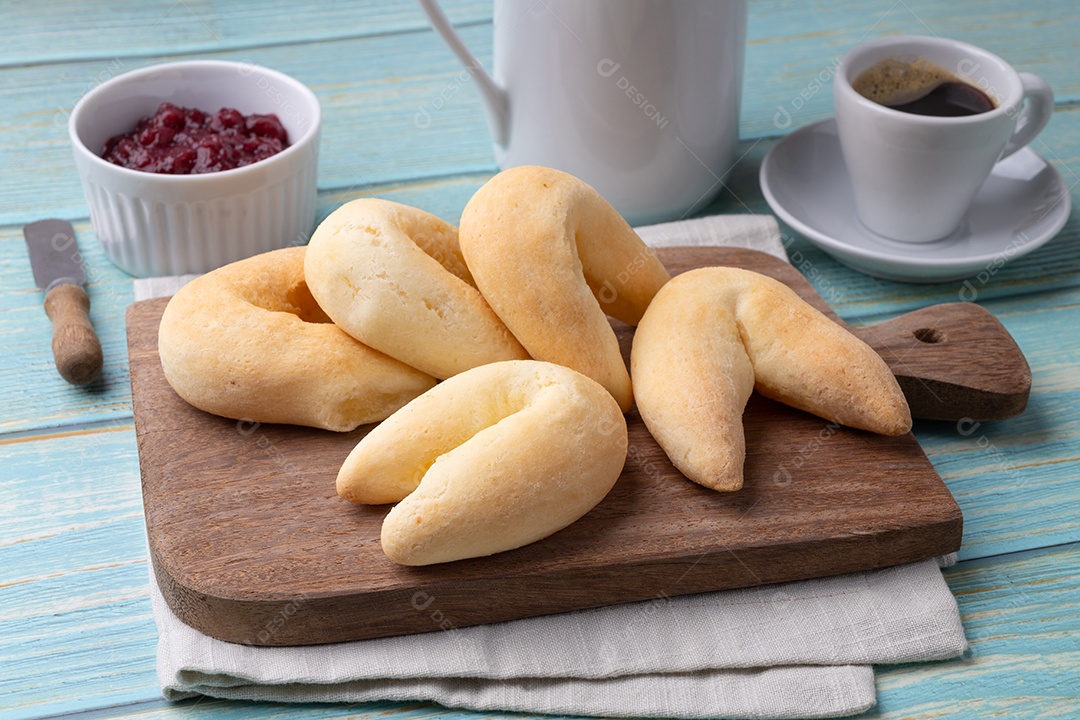 Chipas típico sul americano com café e geléia