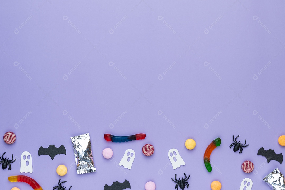 Doces coloridos variados sobre fundo roxo