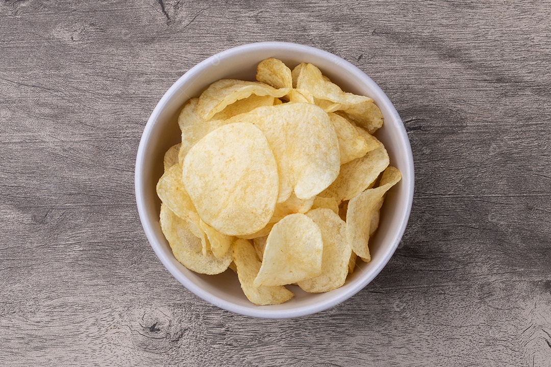 Batatas fritas finas deliciosas em uma tigela