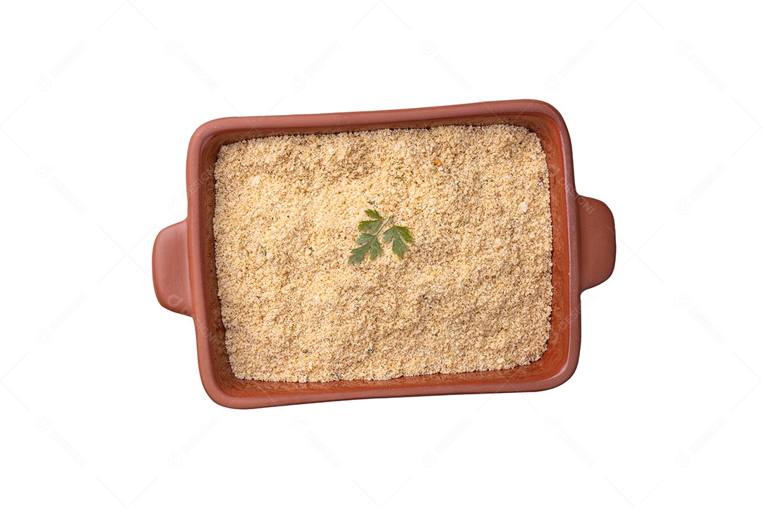 Farofa na travessa sobre fundo branco