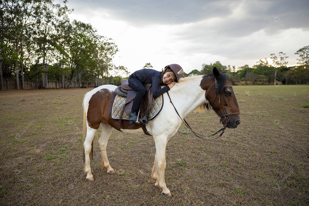 Uma garotinha linda montada em um cavalo