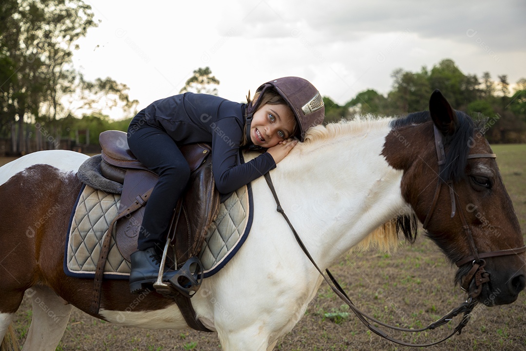Menina montada em um cavalo para esporte hipismo