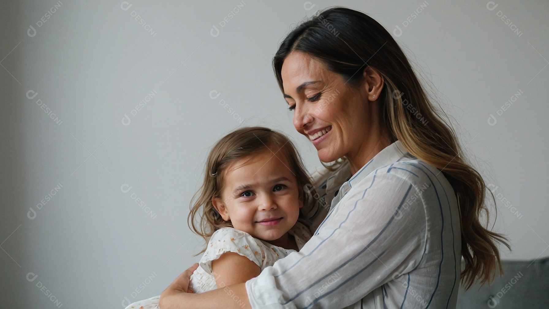 Lindas juntas com carinho mãe e filha abraçadas
