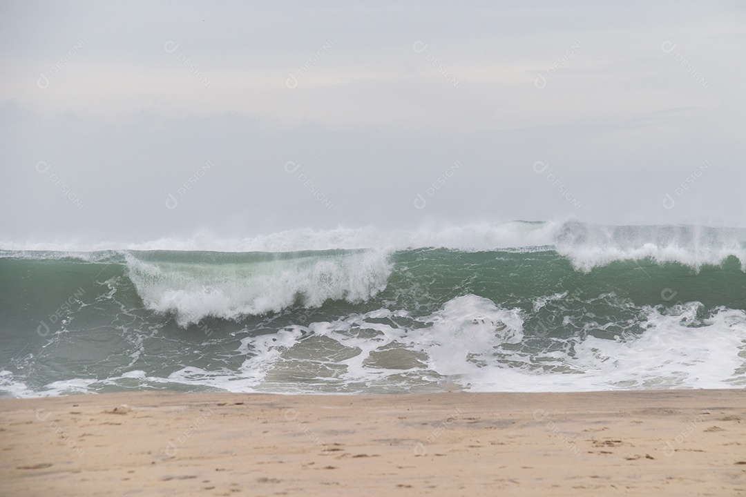 Ressaca na praia de Copacabana