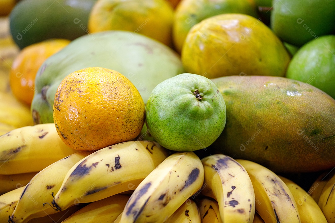 Deliciosas fruta em banca de hortifruti