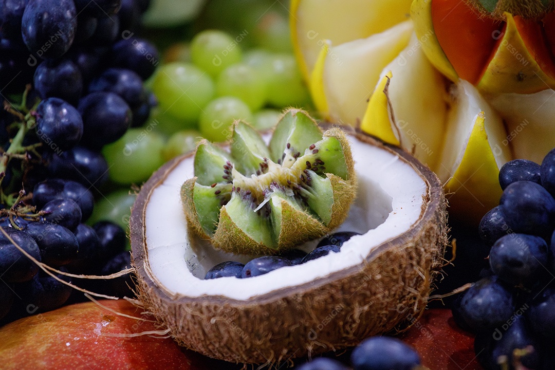 Hortifruti com muitas frutaas na banca