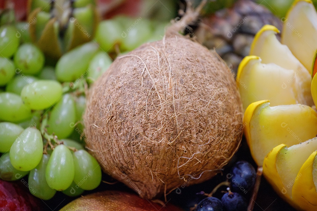 Frutas variadas em uma bancada