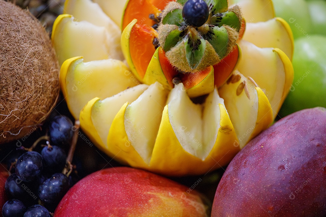 Variadas frutas em banca de supermecado