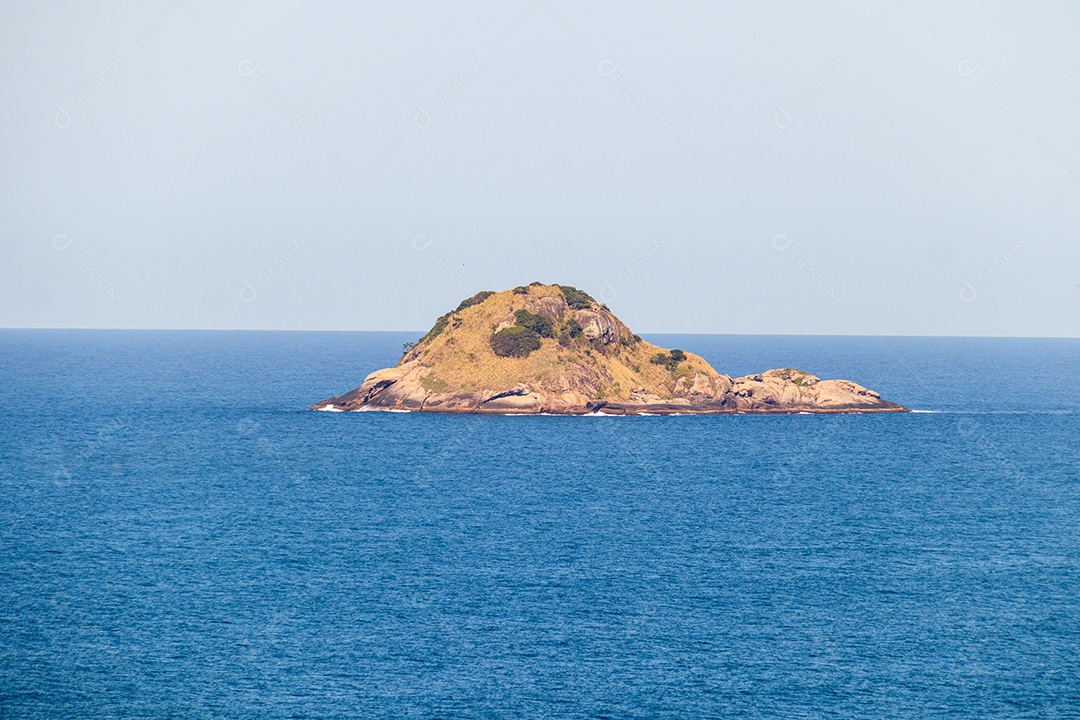 Vista da ilha do meio na praia de são conrado