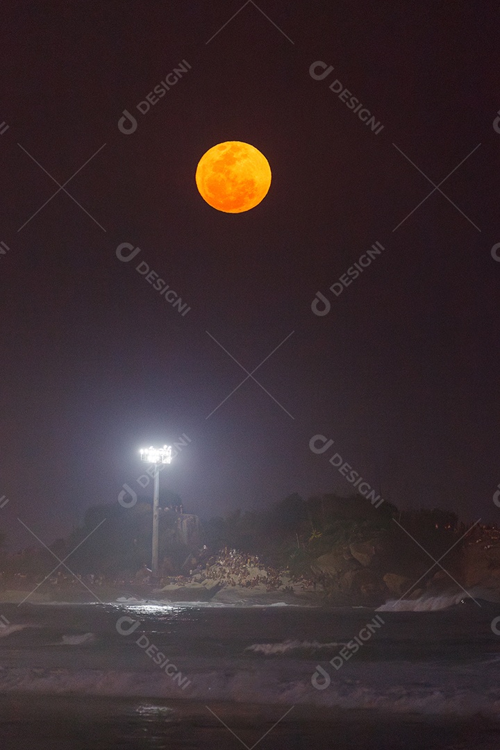 Superlua nascendo na praia do Arpoador