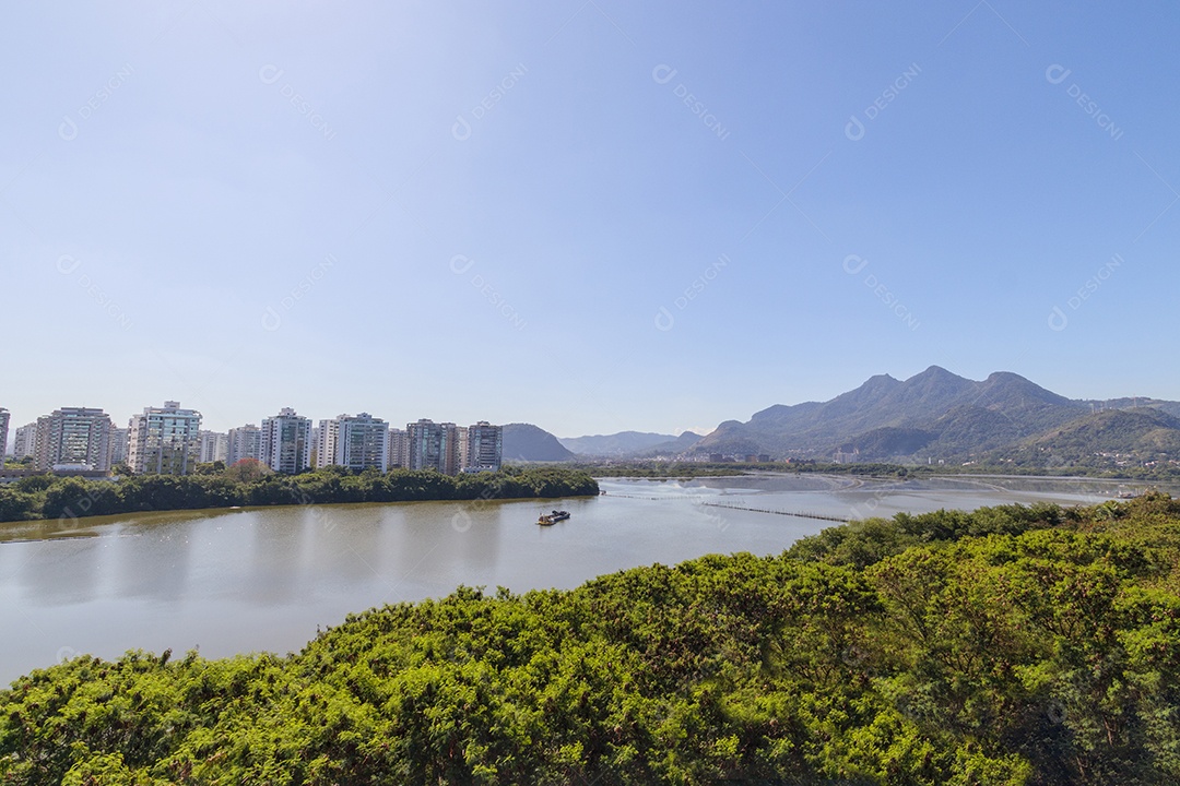 Lagoa da barra da tijuca com muito prédios na ilha