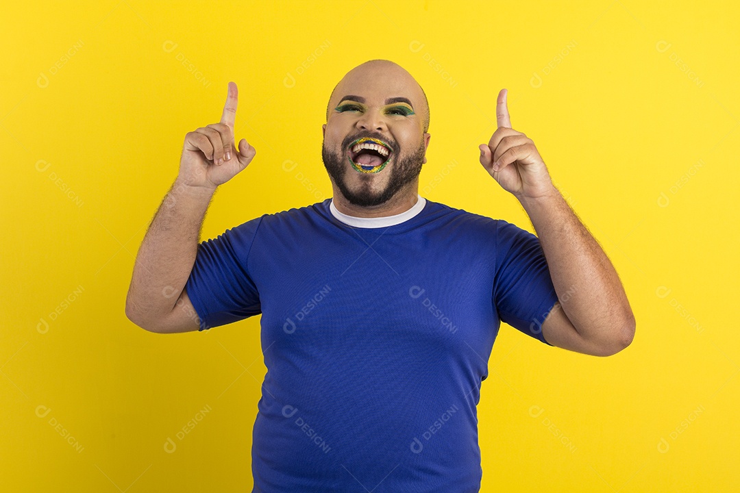 Homem gay feliz com camiseta azul