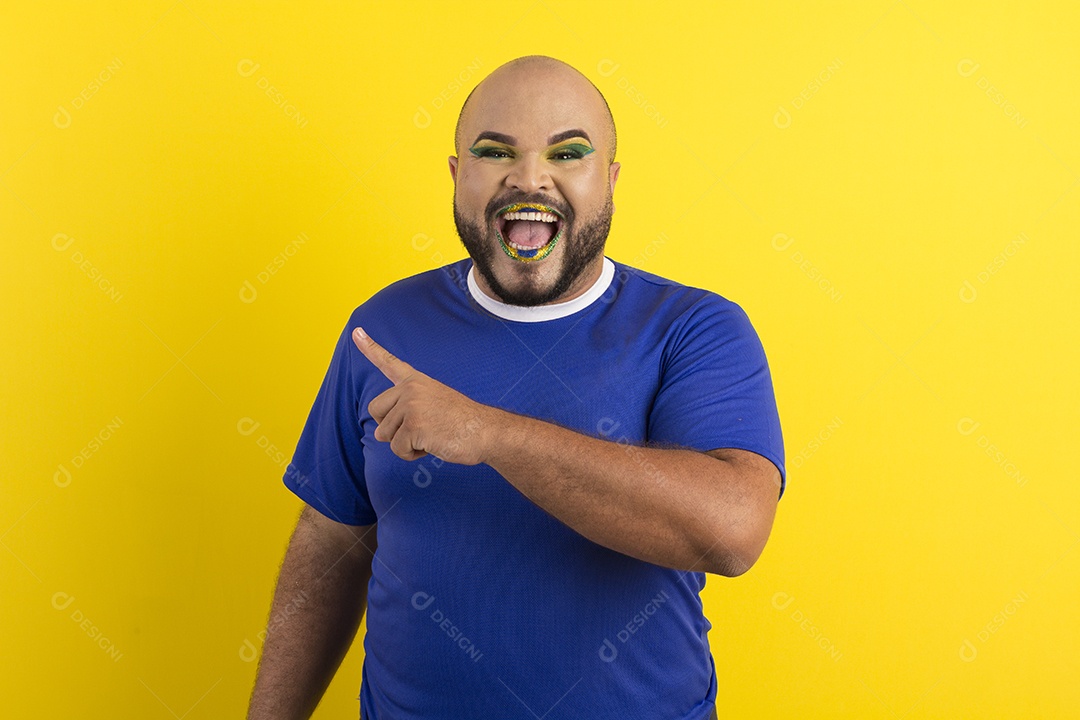 Um jovem feliz apontando para o lado