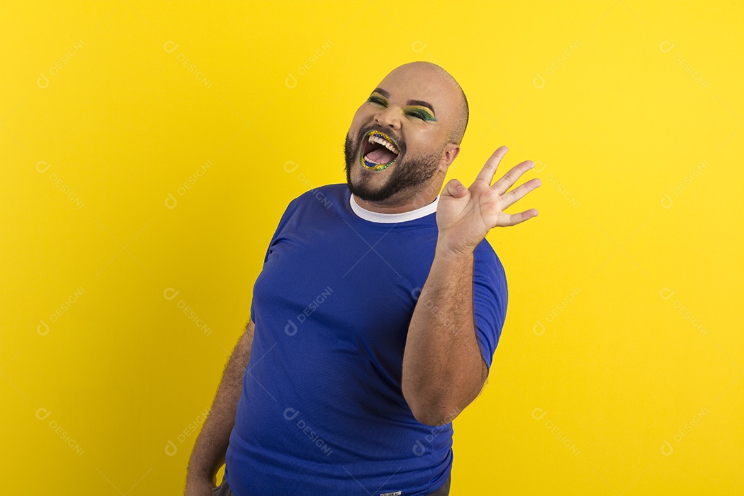 Um jovem bem feliz e maquiado