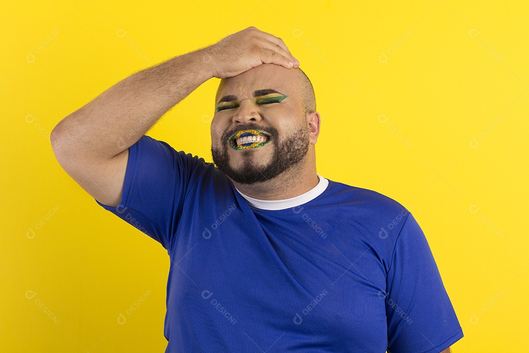 Jovem com mãos na cabeça e maquiado