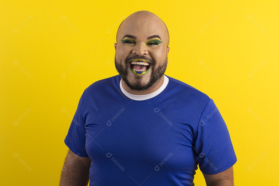 Um jovem lgbtq sorrindo e maquiado