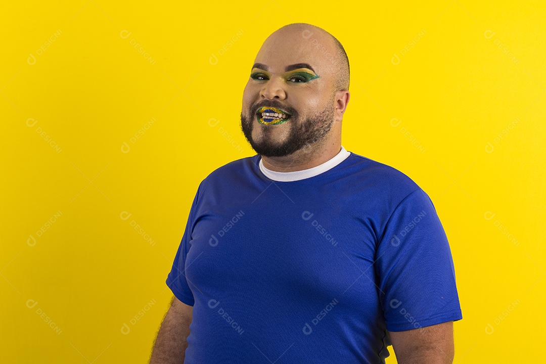 Um jovem feliz e sorrindo com camiseta azul