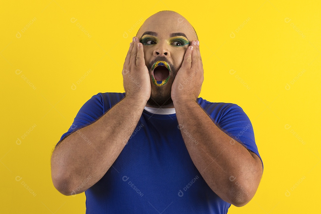 Jovem com gesto de surpreso