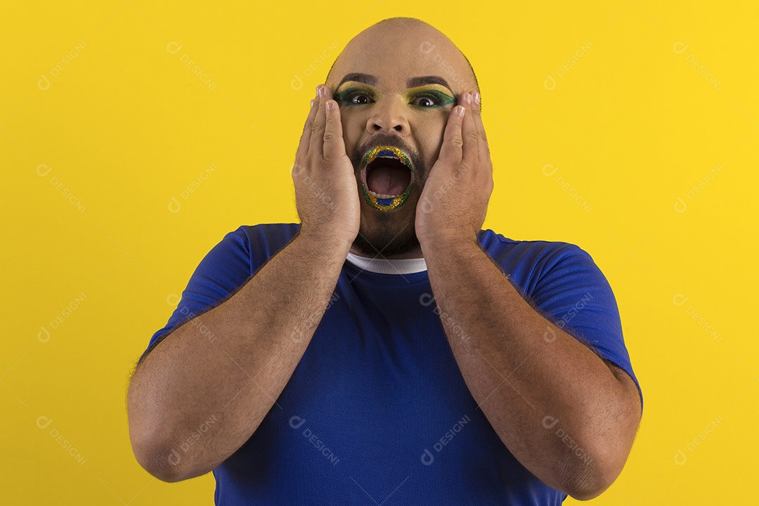 Jovem com  gesto de surpreso e feliz