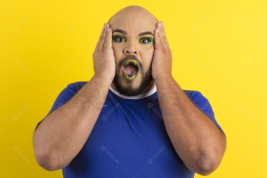 Jovem com gesto de surpreso