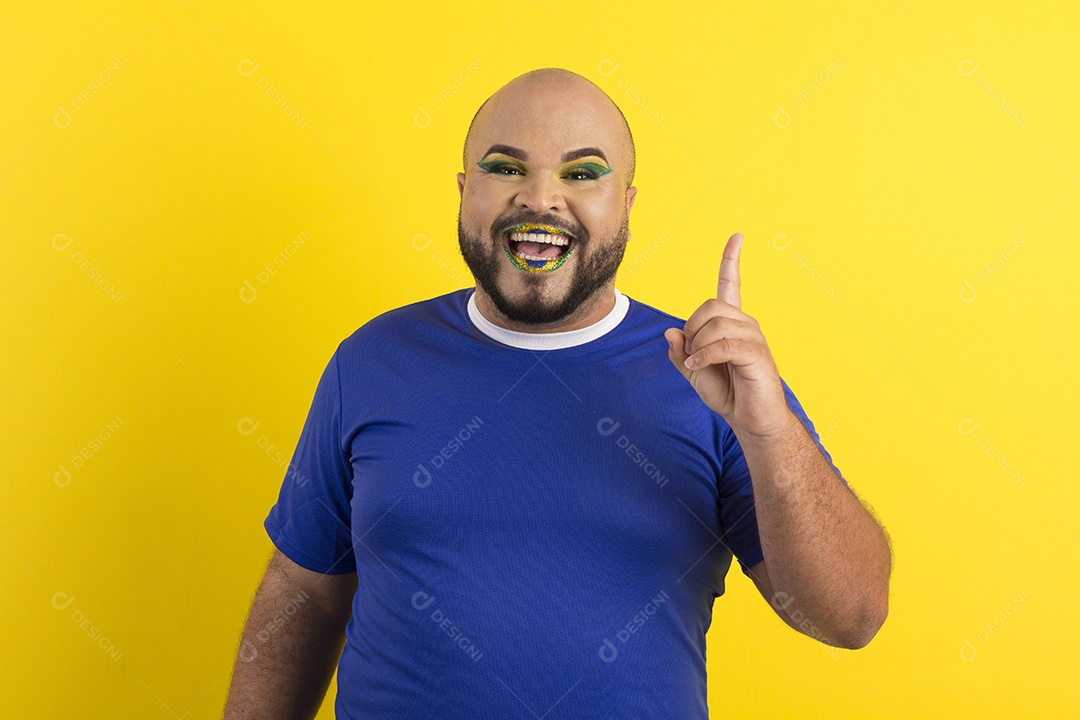 Jovem gay feliz maquiado apontando para cima