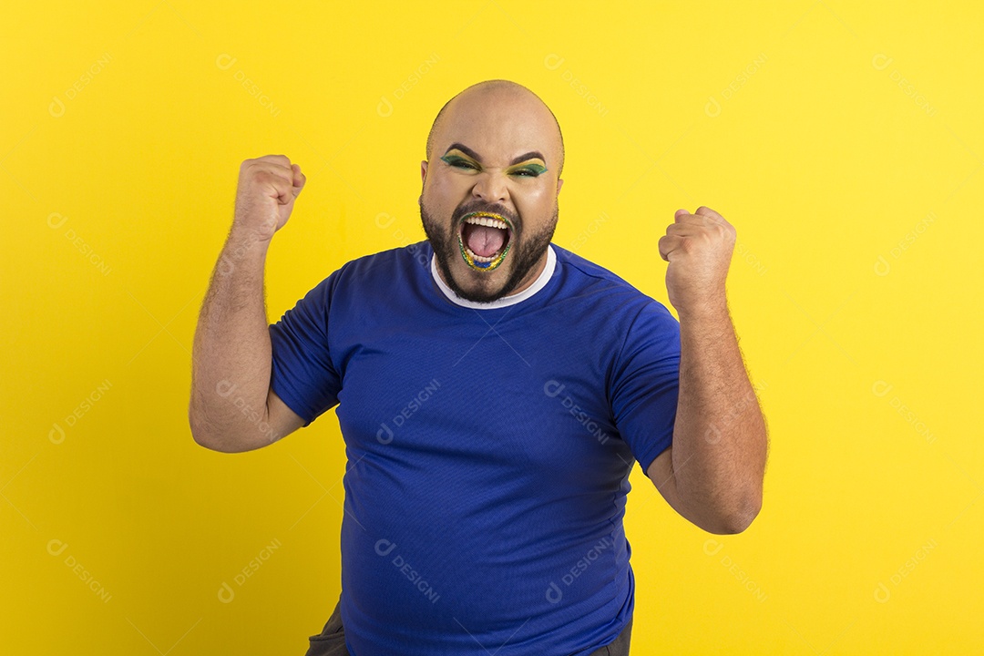 Jovem gay feliz comemorando jogo