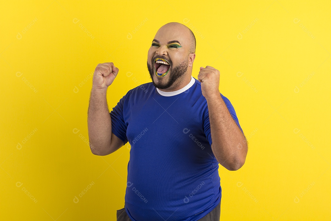 Homem gay feliz comemorando alguma coisa