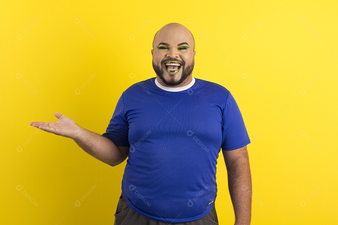 Um homem gay sorrindo com mãos para o lado