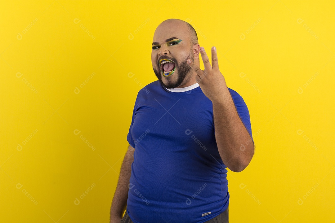 Homem com maquiagem com gesto de três na mão